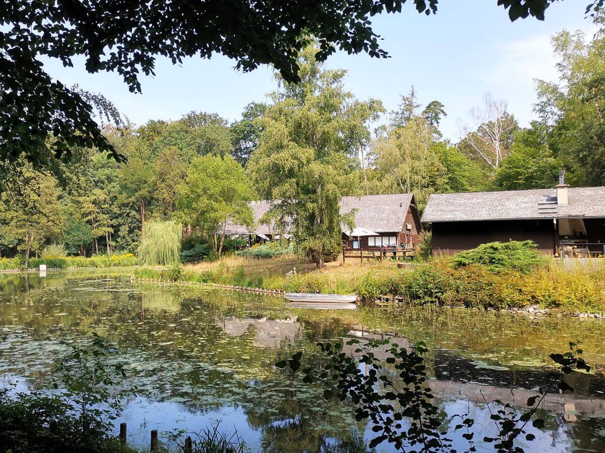 Idyllische Fischerhütte am See im Darmstädter Forst – beliebtes Ausflugsziel für Wanderer und Radfahrer